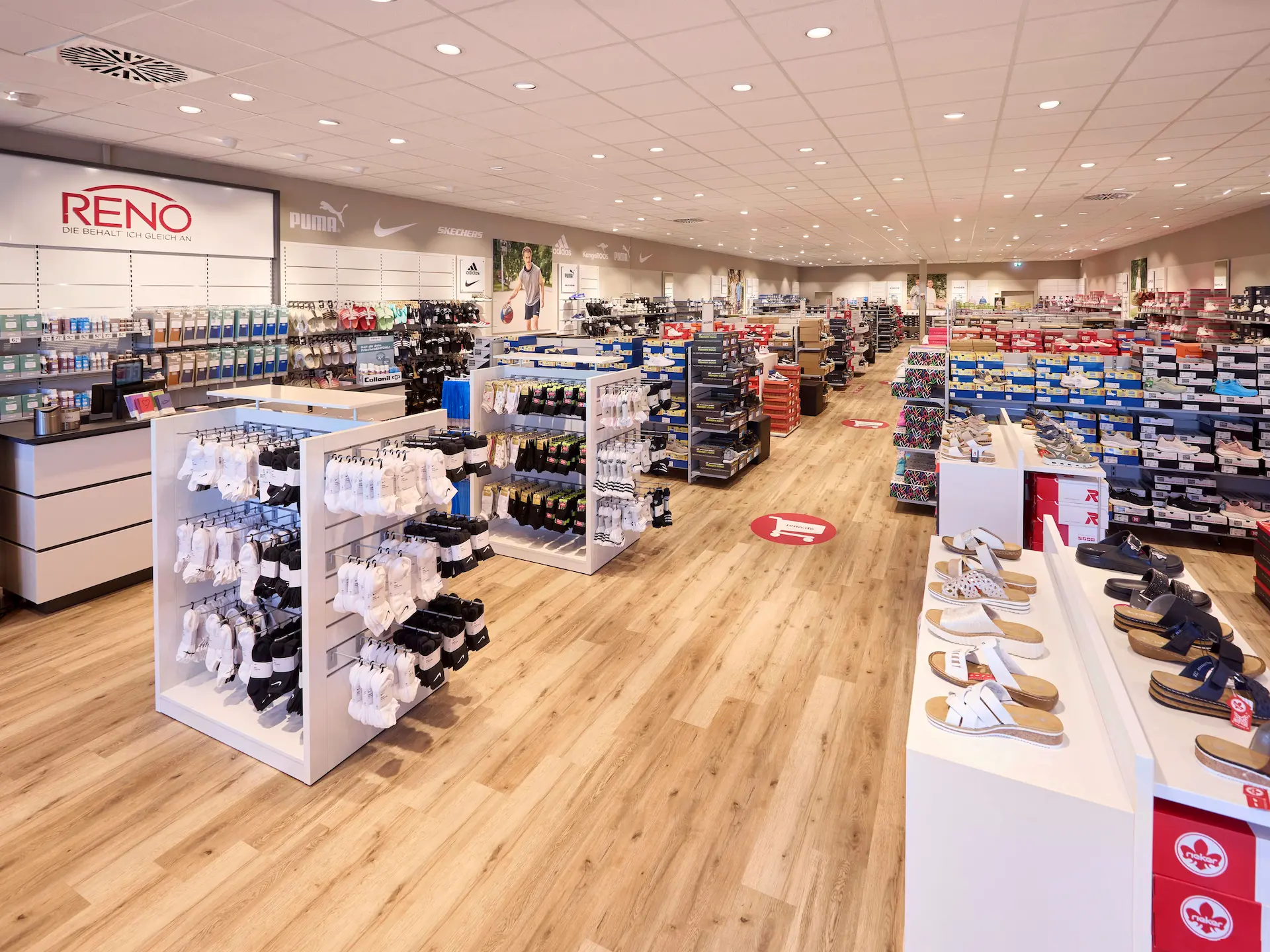 RENO Schuhgeschäft-Filiale – Innenansicht