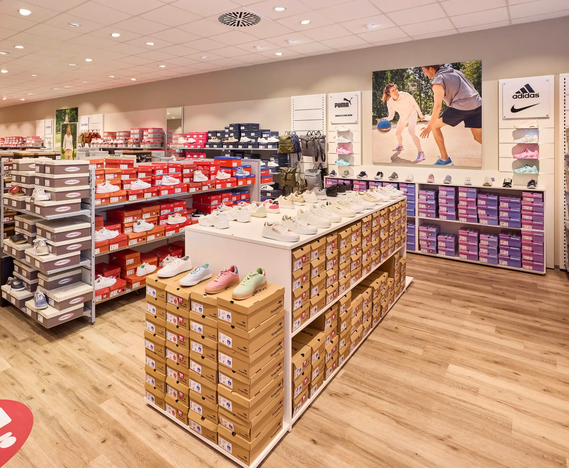 RENO Schuhgeschäft-Filiale – Beleuchtung